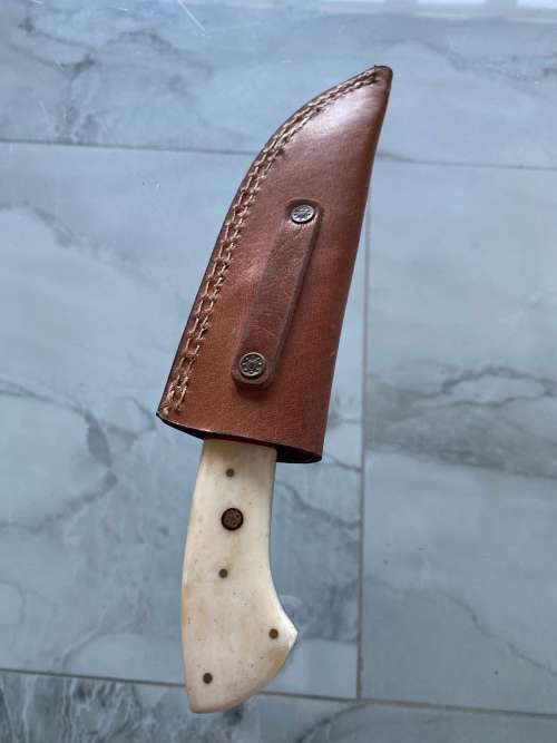 BEAUTIFUL KNIFE IN LEATHER POUCH 22CM TALL !!!