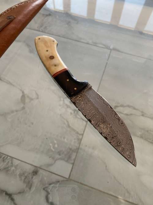 BEAUTIFUL KNIFE IN LEATHER POUCH 22CM TALL !!!