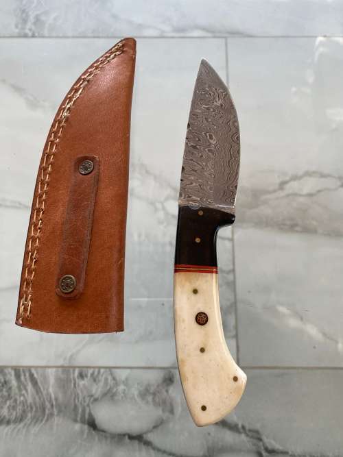 BEAUTIFUL KNIFE IN LEATHER POUCH 22CM TALL !!!