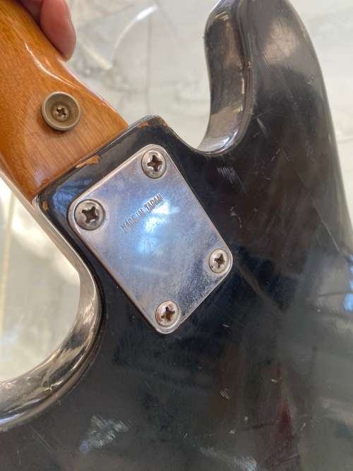 VINTAGE PRESIDENT GUITAR IN BAD CONDITION NEEDS TO BE RESTORED OR FOR SPARES !!!