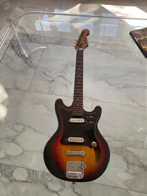 VINTAGE PRESIDENT GUITAR IN BAD CONDITION NEEDS TO BE RESTORED OR FOR SPARES !!!