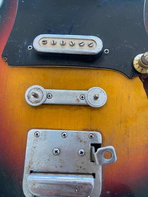 VINTAGE PRESIDENT GUITAR IN BAD CONDITION NEEDS TO BE RESTORED OR FOR SPARES !!!