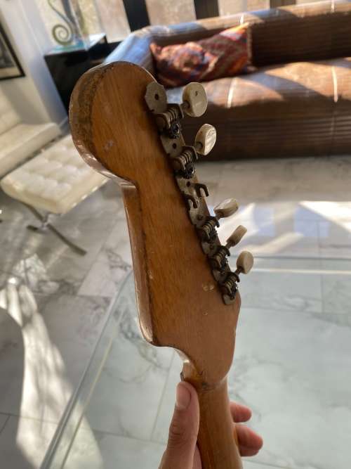 VINTAGE PRESIDENT GUITAR IN BAD CONDITION NEEDS TO BE RESTORED OR FOR SPARES !!!