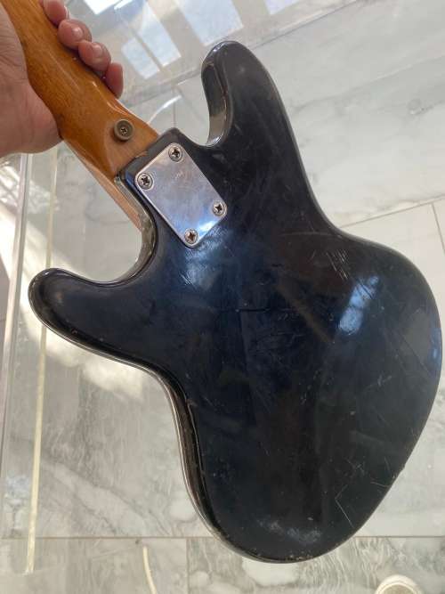 VINTAGE PRESIDENT GUITAR IN BAD CONDITION NEEDS TO BE RESTORED OR FOR SPARES !!!