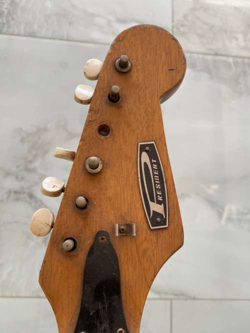 VINTAGE PRESIDENT GUITAR IN BAD CONDITION NEEDS TO BE RESTORED OR FOR SPARES !!!