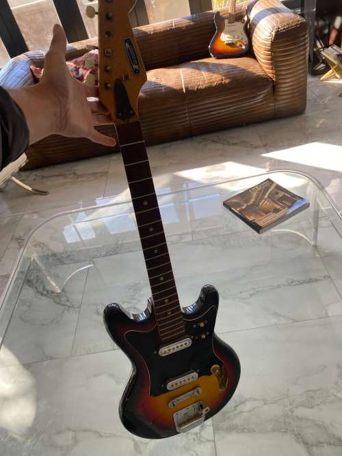 VINTAGE PRESIDENT GUITAR IN BAD CONDITION NEEDS TO BE RESTORED OR FOR SPARES !!!