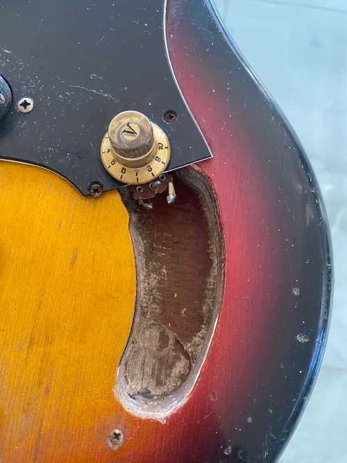 VINTAGE PRESIDENT GUITAR IN BAD CONDITION NEEDS TO BE RESTORED OR FOR SPARES !!!