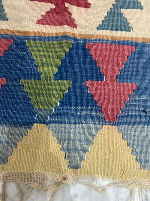BEAUTIFUL CARPET SIZE 114cm x 167cm !!