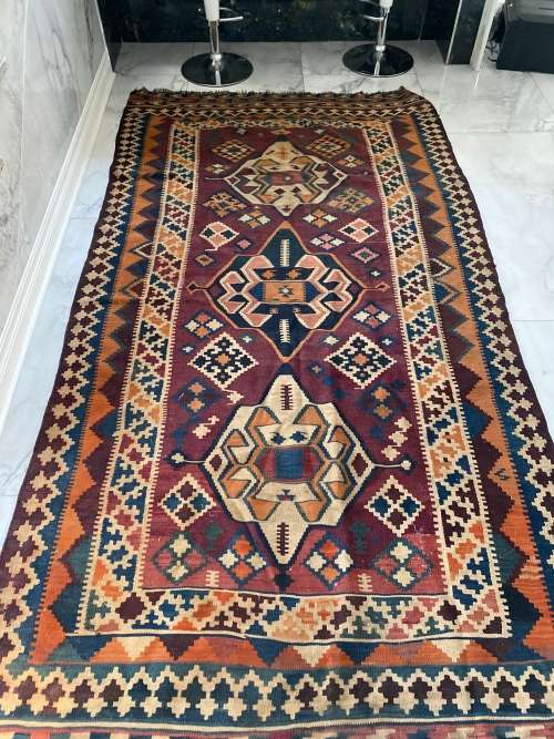 LARGE 2,8meters x 1,4meters Beautiful carpet
