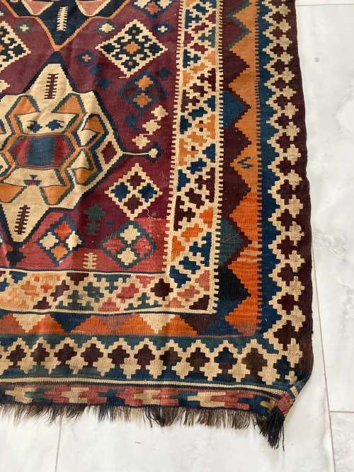 LARGE 2,8meters x 1,4meters Beautiful carpet