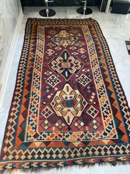 LARGE 2,8meters x 1,4meters Beautiful carpet