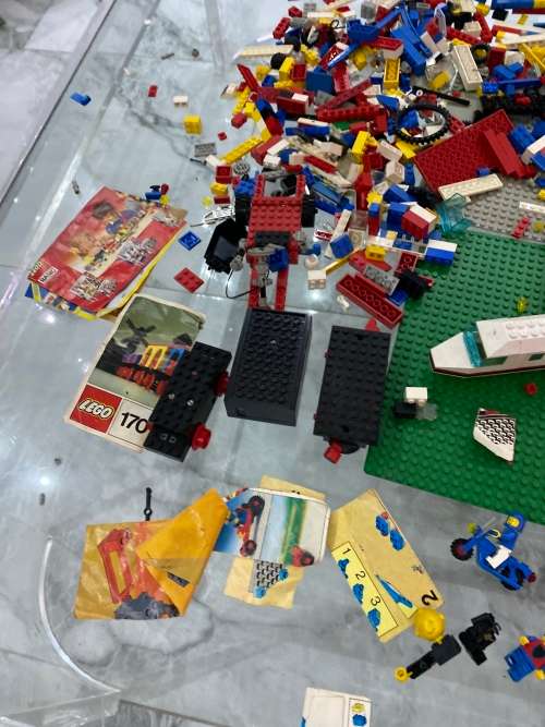 Massive collection of vintage Lego pieces bid for all !!!!