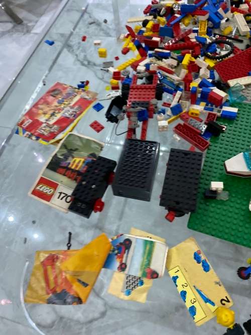 Massive collection of vintage Lego pieces bid for all !!!!