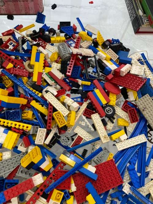 Massive collection of vintage Lego pieces bid for all !!!!