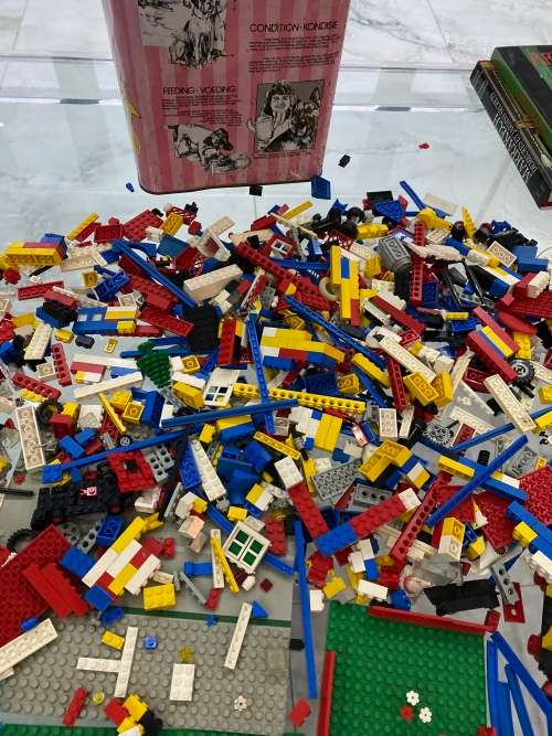 Massive collection of vintage Lego pieces bid for all !!!!