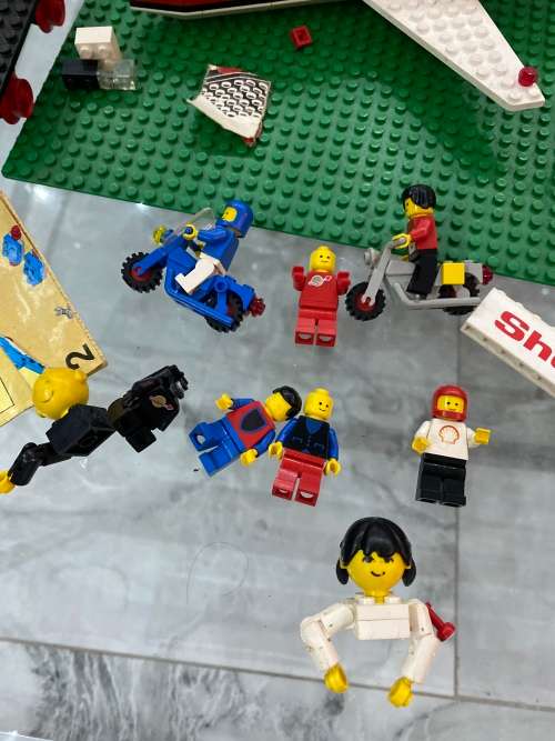 Massive collection of vintage Lego pieces bid for all !!!!