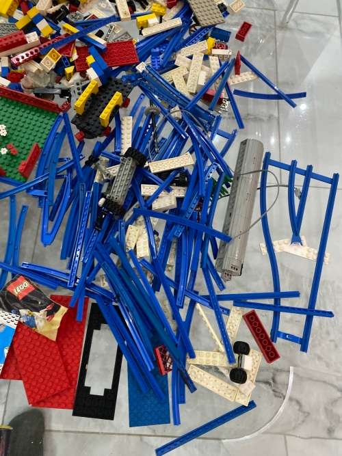 Massive collection of vintage Lego pieces bid for all !!!!