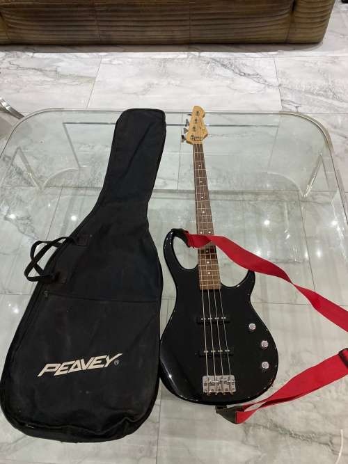 Working Peavey Milestones bxp electrical guitar made in the USA with bag and accessories !!!!