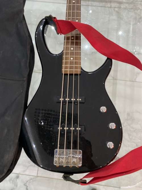 Working Peavey Milestones bxp electrical guitar made in the USA with bag and accessories !!!!