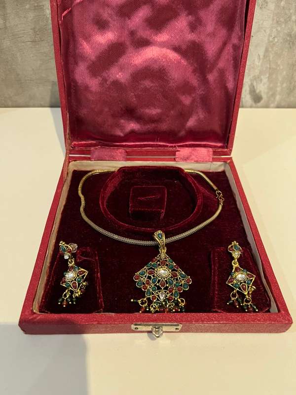 BEAUTIFUL RED AND GREEN NECKLACE SET IN CASE !!!