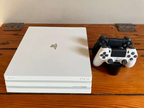 PS4 PRO 1TB Destiny 2 LIMITED Edition Console (WHITE) + Accessories