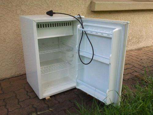 DAEWOO Bar Fridge (Model FR-091)