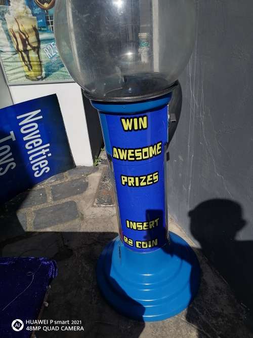 Large Gumball Machine -  Real money maker- R2 coin operated - Excellent Condition- Read Desceiption