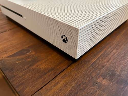 [4K UHD] MICROSOFT XBOX ONE S | 1TB | 1x SERIES CONTROLLER | ONLY R99 FOR DELIVERY!
