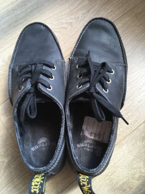 DR MARTENS AIR WAVE SHOES - SIZE 8 / BLACK / EXCELLENT CONDITION