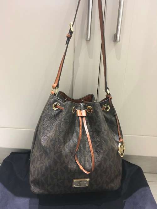 Michael Kors Jules Large Signature Brown Drawstring Shoulder Handbag -100% Authentic / Free Delivery