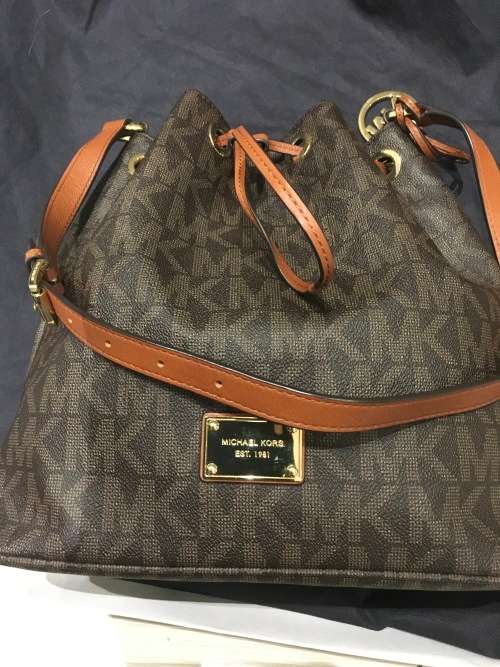 Michael Kors Jules Large Signature Brown Drawstring Shoulder Handbag -100% Authentic / Free Delivery