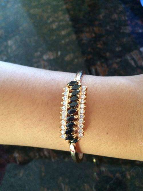 BRILLIANT BANGLE WITH LONG ONYX GEMSTONE