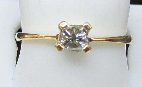 SPARKLING 9kt GOLD PRINCESS CUT DIAMOND RING