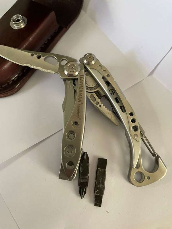 Leatherman Skeletool plus leather pouch