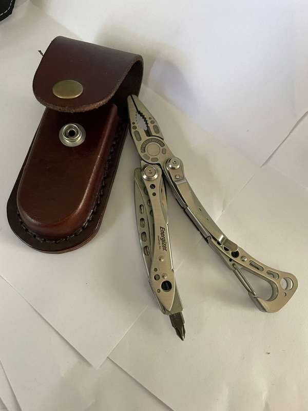 Leatherman Skeletool plus leather pouch