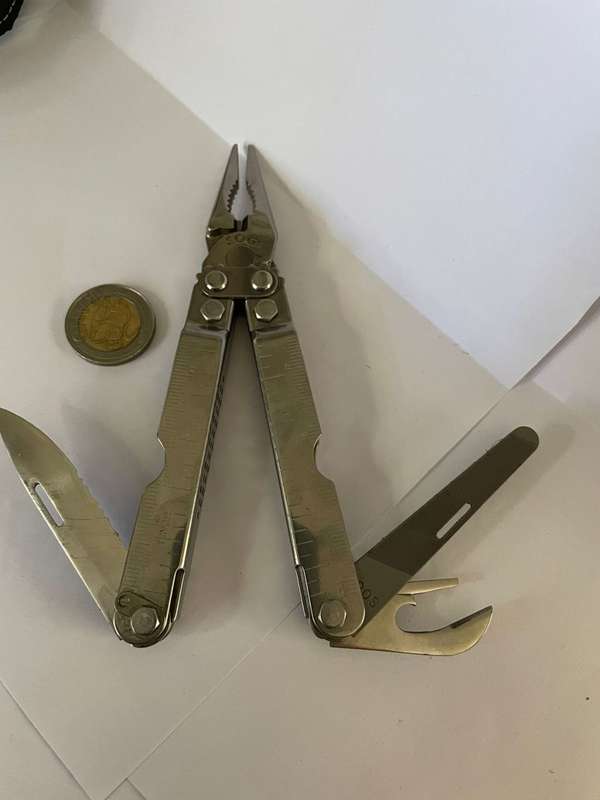 SOG Utilty EDC MULTI TOOL with leather pouch