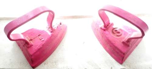 VINTAGE NO.3 & NO. 5 SAD IRONS   BOOK RESTS