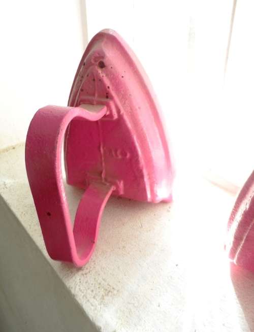 VINTAGE NO.3 & NO. 5 SAD IRONS   BOOK RESTS