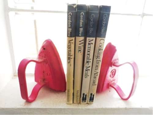 VINTAGE NO.3 & NO. 5 SAD IRONS   BOOK RESTS