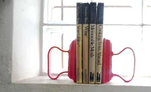 VINTAGE NO.3 & NO. 5 SAD IRONS   BOOK RESTS