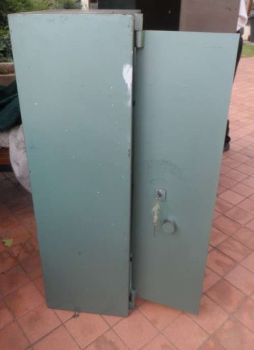 SAFE :FIVE RIFLE, SIDE ARM, AND AMMUNITION STEEL STORAGE SAFE