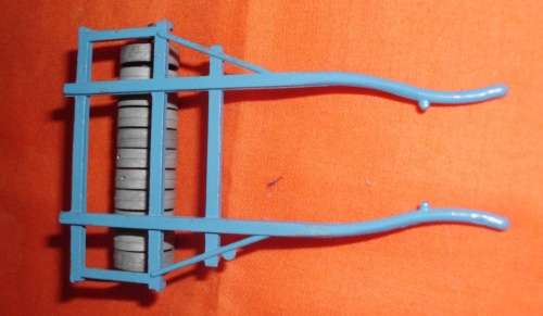 BRITAINS VINTAGE ": MODEL FARM "   FIELD   / PADOCK ROLLER   - TRANSPORTER  WITH LUCERN BA;LES