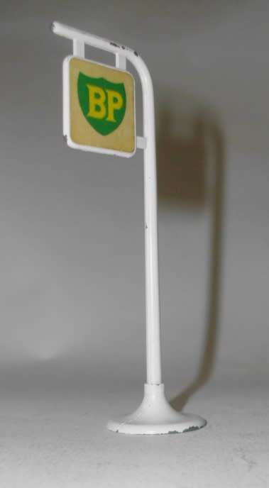 LESNEY MATCHBOX BP PETROL ROAD SIGN & BP SERVICE STATION (ACCESSORY SET No. 1 )