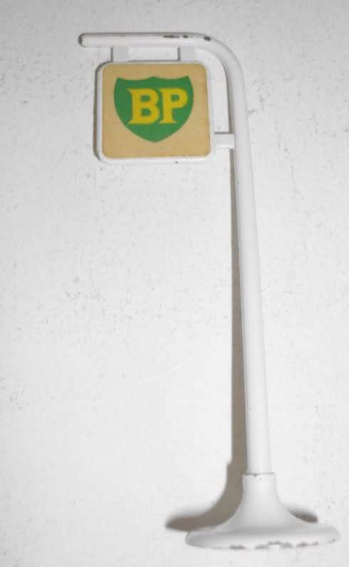 LESNEY MATCHBOX BP PETROL ROAD SIGN & BP SERVICE STATION (ACCESSORY SET No. 1 )