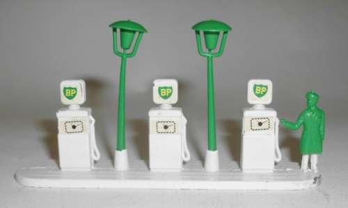 LESNEY MATCHBOX BP PETROL ROAD SIGN & BP SERVICE STATION (ACCESSORY SET No. 1 )