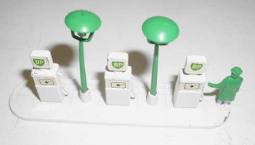 LESNEY MATCHBOX BP PETROL ROAD SIGN & BP SERVICE STATION (ACCESSORY SET No. 1 )