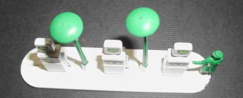 LESNEY MATCHBOX BP PETROL ROAD SIGN & BP SERVICE STATION (ACCESSORY SET No. 1 )