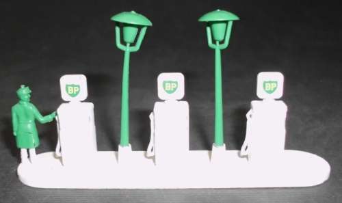 LESNEY MATCHBOX BP PETROL ROAD SIGN & BP SERVICE STATION (ACCESSORY SET No. 1 )