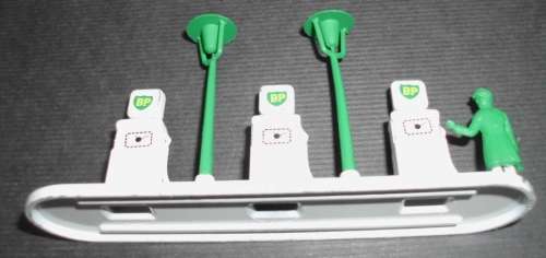 LESNEY MATCHBOX BP PETROL ROAD SIGN & BP SERVICE STATION (ACCESSORY SET No. 1 )