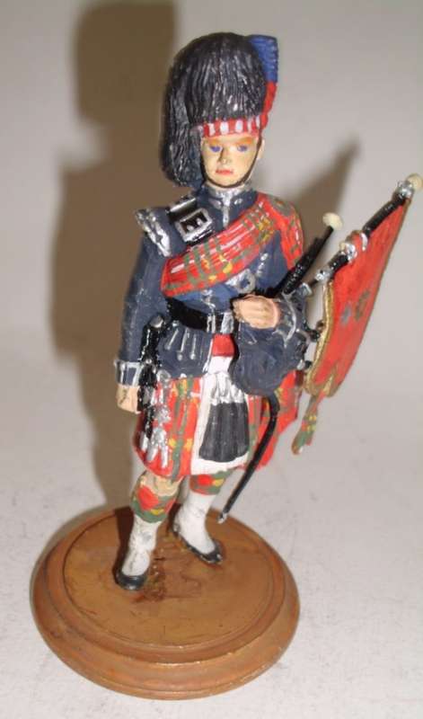 VINTAGE LEAD FIGURE: :GRENADIER GUARD WITH BAGPIPES